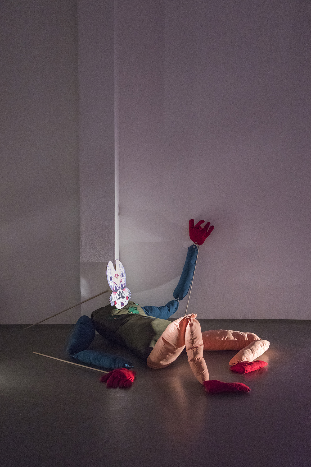 Dardan Zhergova, Hybrid Puppet #3, 2020.  Μικτή τεχνική, 250 x 80 x 20 εκ. Ευγενική παραχώρηση LambdaLambdaLambda, Πρίστινα/Βρυξέλλες 