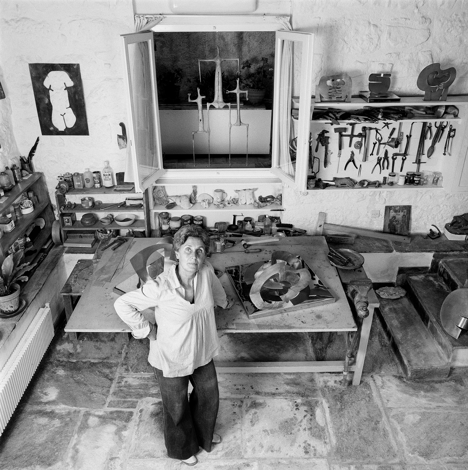 Η Άλεξ Μυλωνά το 1976 στο τελευταίο εργαστήριό της στη Τσάμη Καρατάσου στο Κουκάκι, φωτογραφημένη από την κόρη της Ελένη Μυλωνά. © Eleni Mylonas